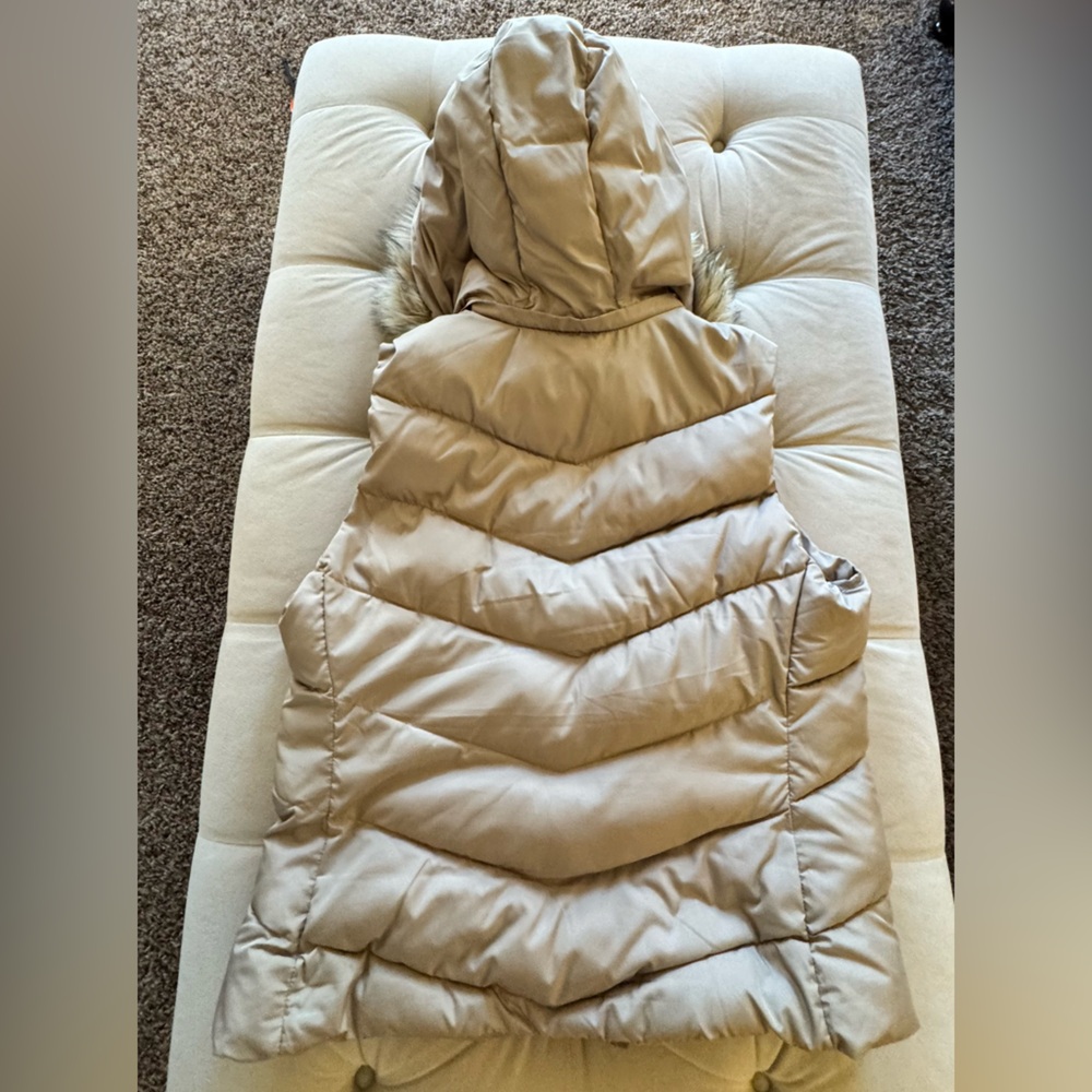 Gap warm puffer vest with fur trim EUC - Picture 2 of 5